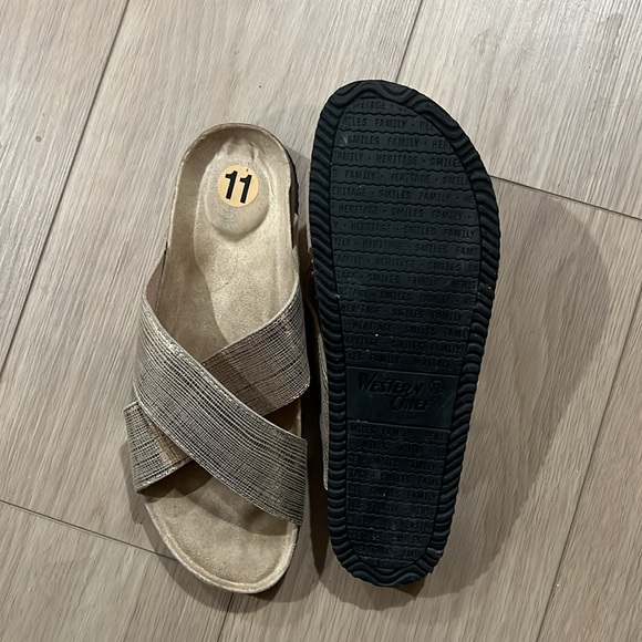 Western Cheif ladies cross sandals gold - Picture 3 of 3
